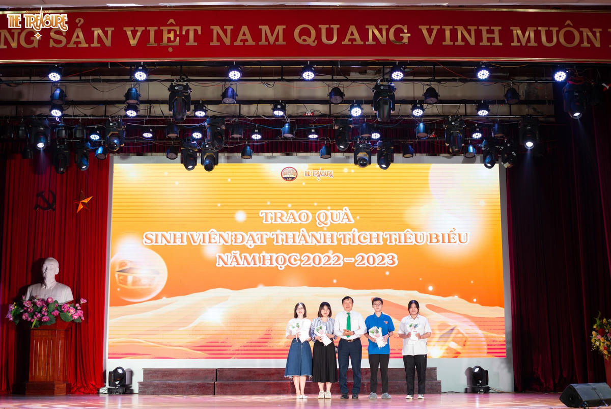 Ban tổ chức trao phần thưởng cho sinh viên đạt thành tích tiêu biểu năm học 2022-2023.