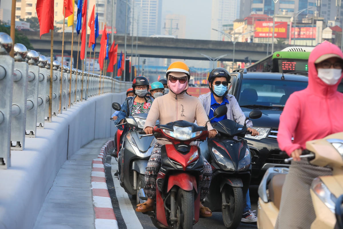 Vừa thông xe hầm chui Lê Văn Lương đã ùn tắc kéo dài