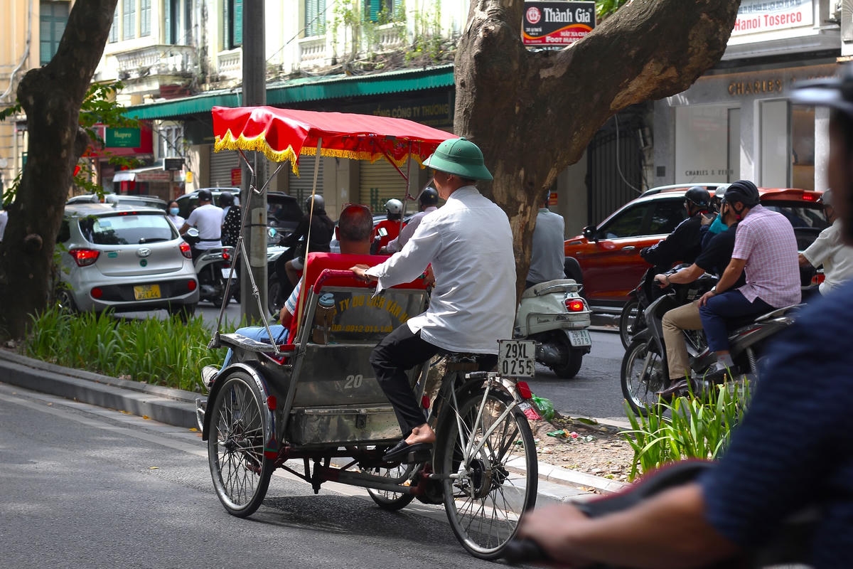 Từng chiếc xe xích lô cũng lăn bánh nhiều hơn khi thu về. Du khách chọn xích lô là phương tiện di chuyển để có thể thuận tiện ngắm nhìn phố xá, thưởng thức trọn vẹn không khí mát mẻ trong năm. 
