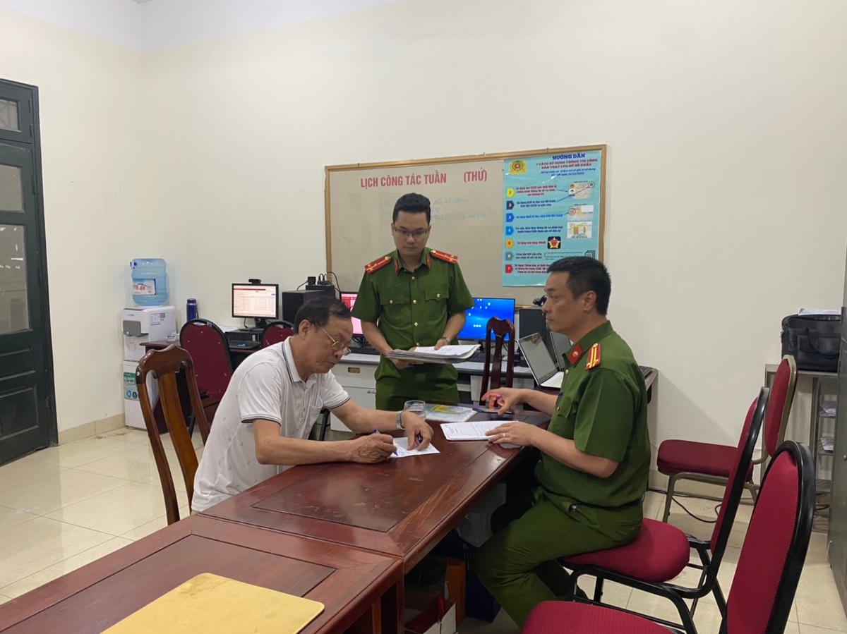 Ông Hoàng Ngọc Vĩnh tại cơ quan Công an. Ảnh: Cổng TTĐT Công an TP Hà Nội.
