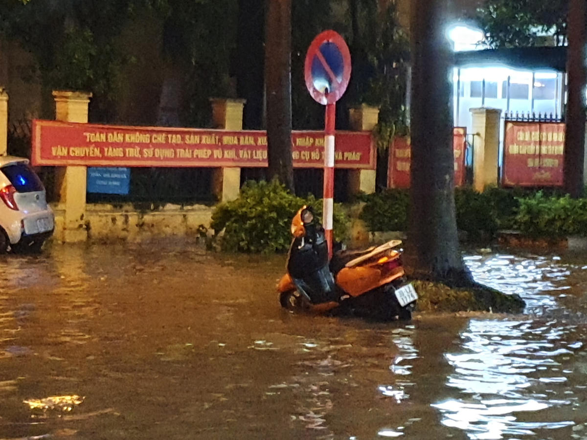 [ẢNH] Sau cơn mưa, đường Hà Nội lại thành 'sông', giao thông ùn tắc nghiêm trọng 