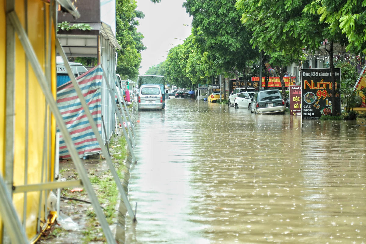 Theo ghi nhận của PV Báo Đại Đoàn Kết Online, sau trận mưa lớn kéo dài tại khu vực đường nội bộ khu đô thị Geleximco Lê Trọng Tấn song song với trục đường Lê Trọng Tấn kéo dài bị ngập úng. Hầu hết, tầng hầm khu nhà liền kề bị ngập sâu trong nước.