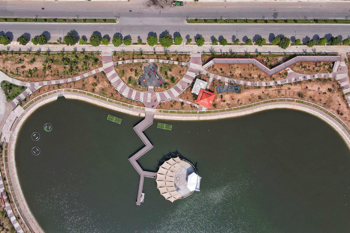 Thiết kế hình con sò được đặt giữa công viên.