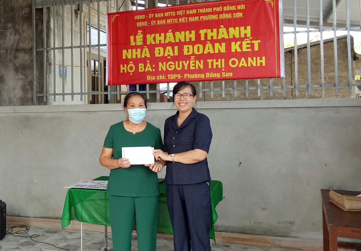 Bà Đoàn Thị Thủy vận động các nhà hảo tâm hỗ trợ các hộ nghèo trên địa bàn phường.