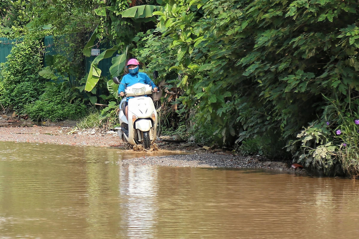 “Tuyến đường này đã bị xuống cấp từ lâu nhưng không hiểu vì sao đến nay chưa được sửa chữa. Gần 2 năm nay tuyến đường này hay xảy ra tai nạn, thậm chí đã có 4 người chết, một số người bị thương phải nhập viện” - chị Thu chia sẻ.