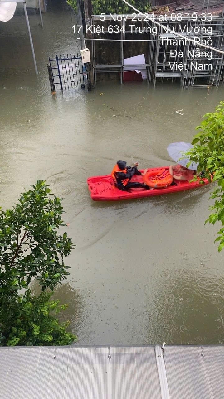Bộ đội chèo thuyền