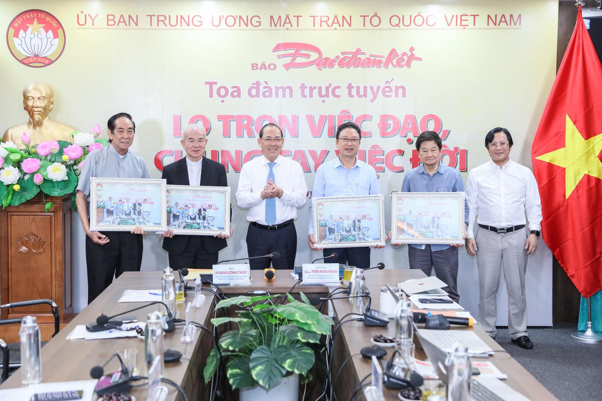 Phó Chủ tịch UBTƯ MTTQ Việt Nam Hoàng Công Thủy, Quyền Tổng Biên tập Báo Đại Đoàn Kết Lê Anh Đạt cùng các vị khách mời chụp ảnh lưu niệm. Ảnh: Quang Vinh.