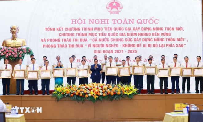 Thủ tướng Phạm Minh Chính trao Huân chương Lao động hạng Ba cho Đảng bộ, chính quyền và nhân dân các huyện có thành tích xuất sắc trong Phong trào thi đua “Cả nước chung tay xây dựng nông thôn mới.” (Ảnh: Dương Giang/TTXVN) ttxvn-thu-tuong-chu-tri-hoi-nghi-toan-quoc-tong-ket-chuong-trinh-muc-tieu-quoc-gia-xay-dung-nong-thon-moi-22-11.jpg