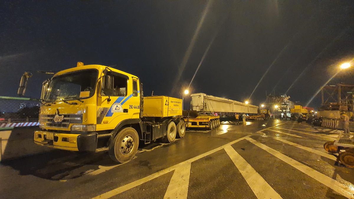 Theo ông Phùng Ngọc Tuệ, tại 2 nhịp cầu, sẽ có 18 phiến dầm mỗi phiến có chiều dài là 53 m, nặng khoảng 68 tấn. Mỗi đêm, đơn vị vận chuyển sẽ di chuyển được 2 phiến dầm đến nơi tập kết.