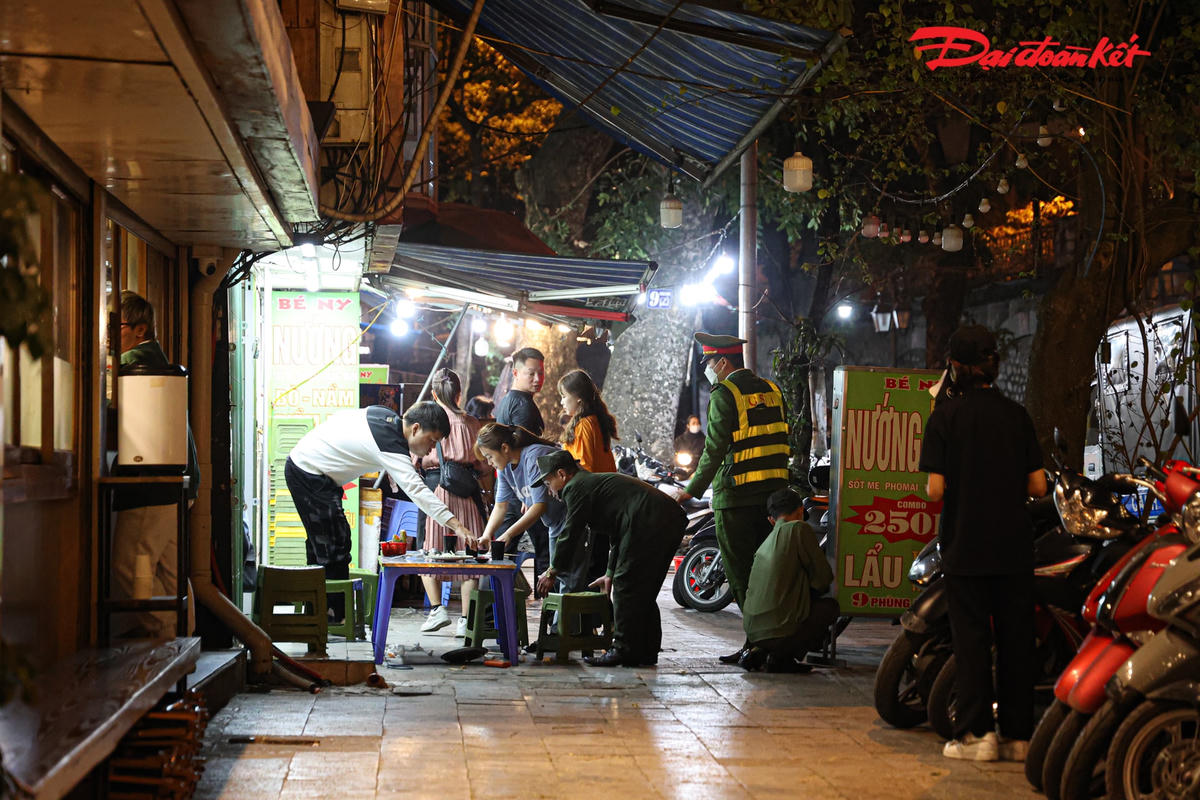 Theo ghi nhận của Báo Đại Đoàn Kết Online, trong tối ngày 23/2, nhiều hộ kinh doanh buôn bán trên địa bàn phường Hàng Mã lấn chiếm vỉa hè đều bị lực lượng chức năng lập biên bản và cam kết không tái phạm.