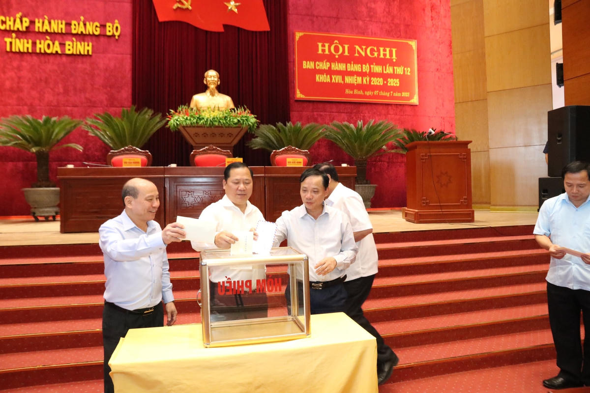 Các đại biểu tiến hành bỏ phiếu tại hội nghị.