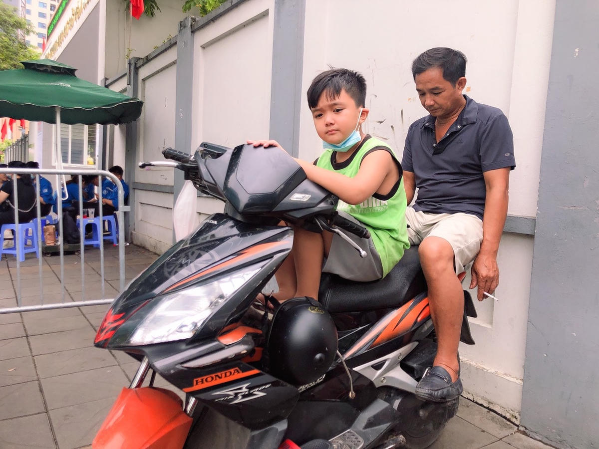 Bố và em trai ngồi đợi một thí sinh để "tiếp lửa".