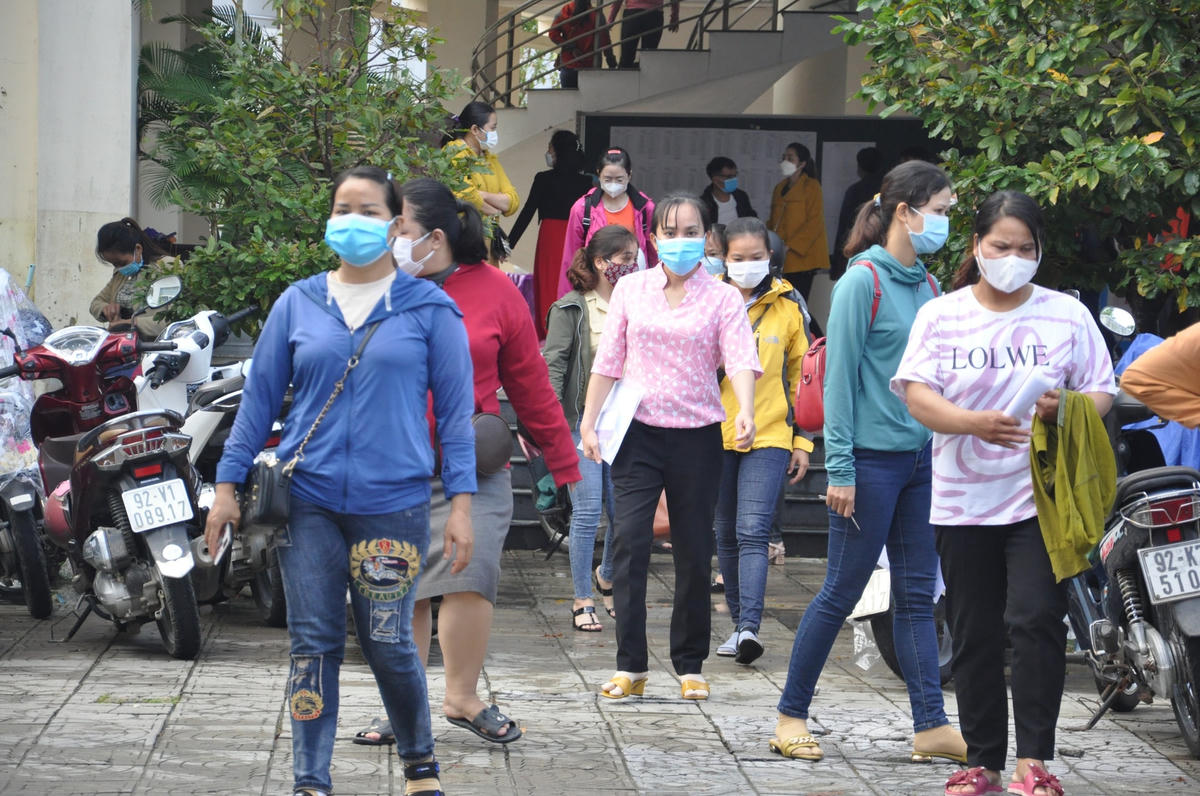 Các thi sinh đã hoàn thành kỳ thi tuyển viên chức ngành giáo dục năm 2021.