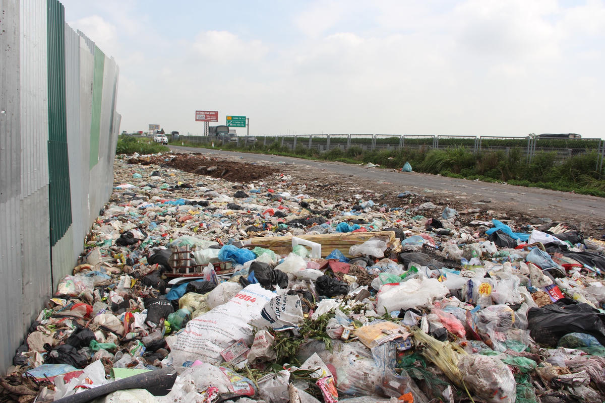  Rác thải bủa vây kênh mương, đường gom cao tốc Pháp Vân - Cầu Giẽ