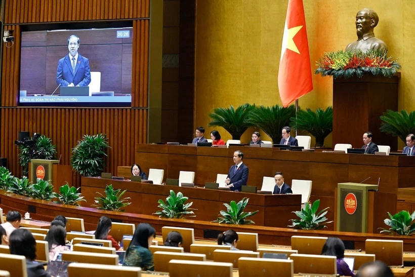 Bộ trưởng Bộ Giáo dục và Đào tạo Nguyễn Kim Sơn trả lời chất vấn. (Ảnh: TTXVN)