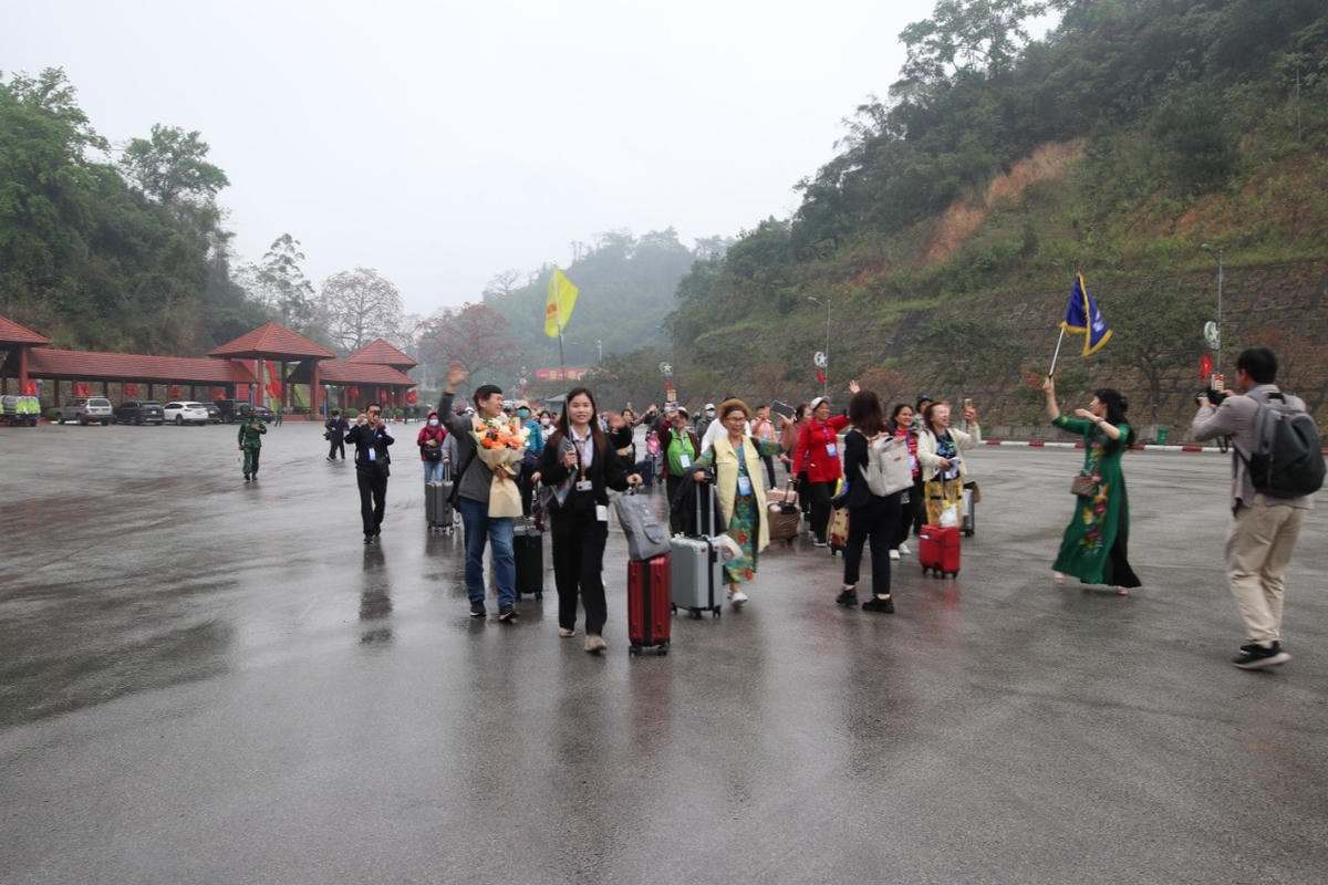Đoàn khách du lịch Trung Quốc gồm 124 người được Công ty TNHH Phương Nam Star Travel làm thủ tục nhập cảnh qua cửa khẩu quốc tế Hữu Nghị (Lạng Sơn).