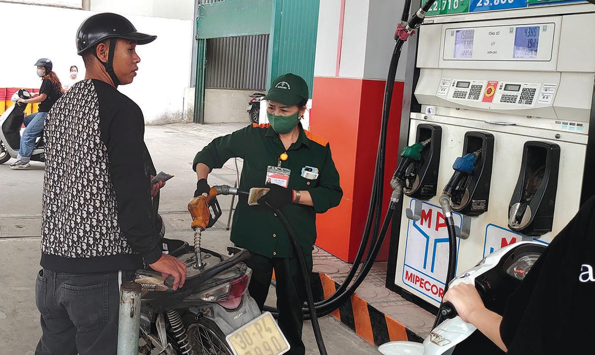 Người dân mua xăng tại Trạm xăng dầu số 1 (Tổng Công ty xăng dầu quân đội) đường Giải Phóng, quận Đống Đa, Hà Nội sáng 19/11.  