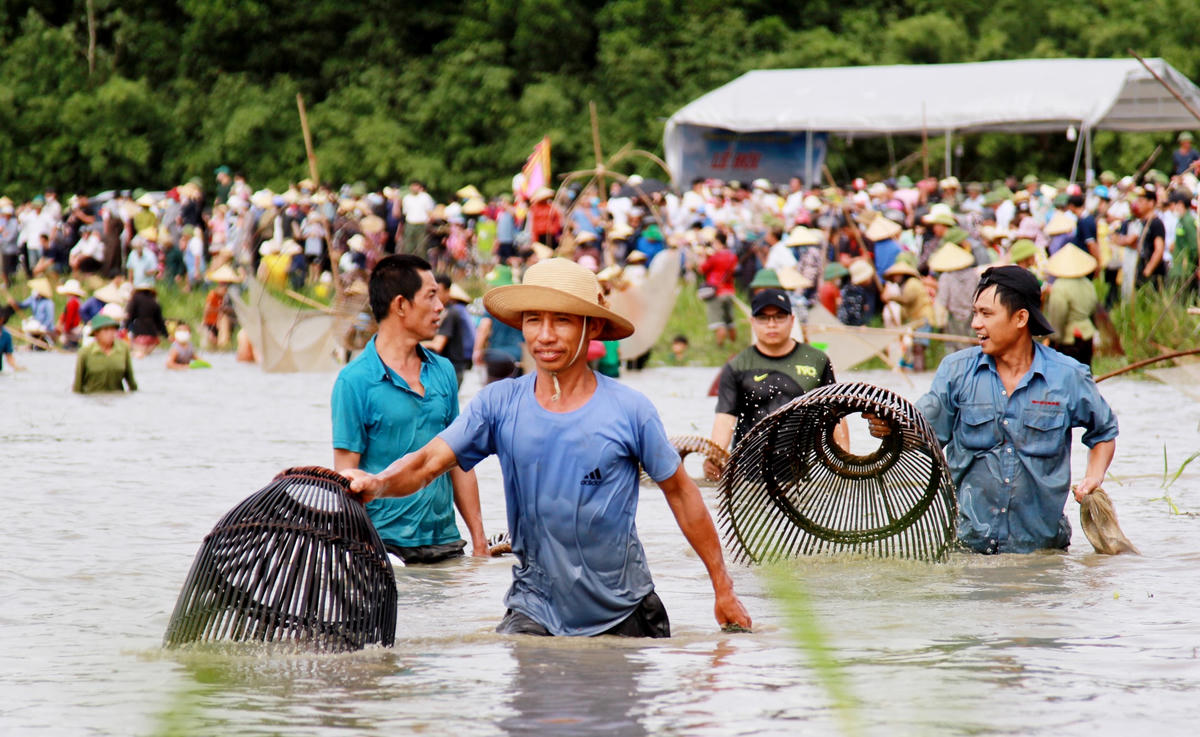 Sau trống khai hội, hàng nghìn người đua nhau xuống đầm Vực Rào bắt cá