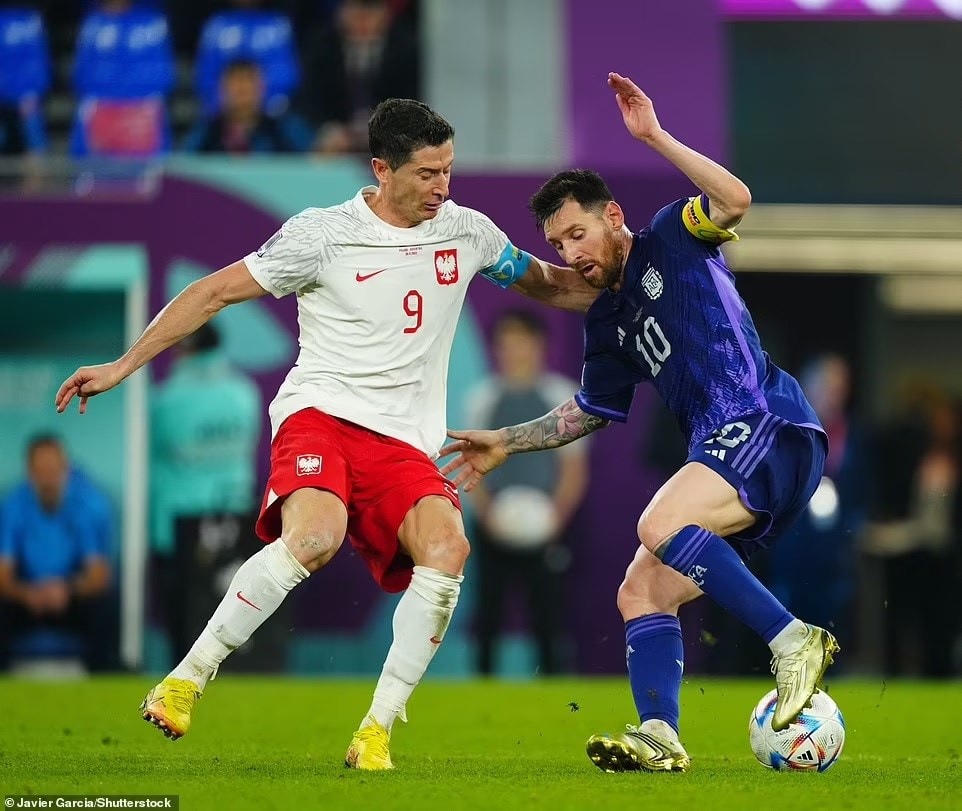 Lewandowski và Ba Lan bại trận nhưng vẫn giành vé đi tiếp. (Nguồn: Daily Mail).