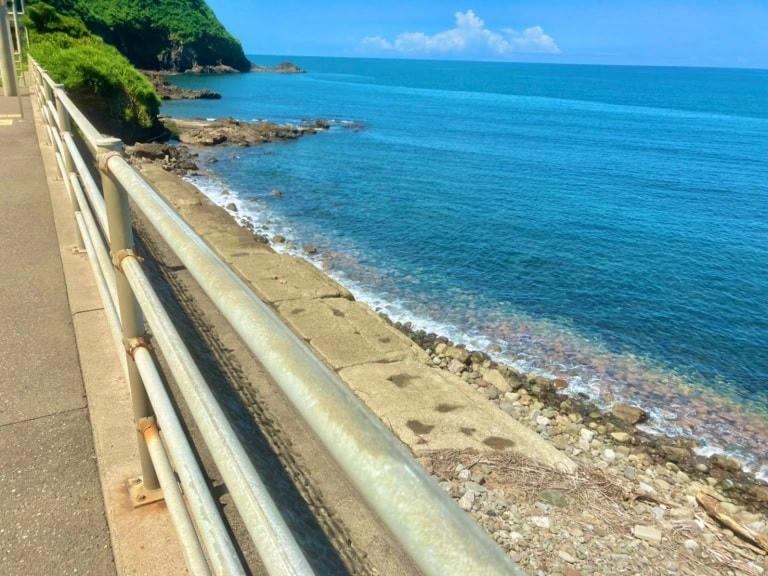 Lạc vào thế giới hoạt hình với ga tàu 'rìa biển xanh' đầy thơ mộng ở Nhật Bản