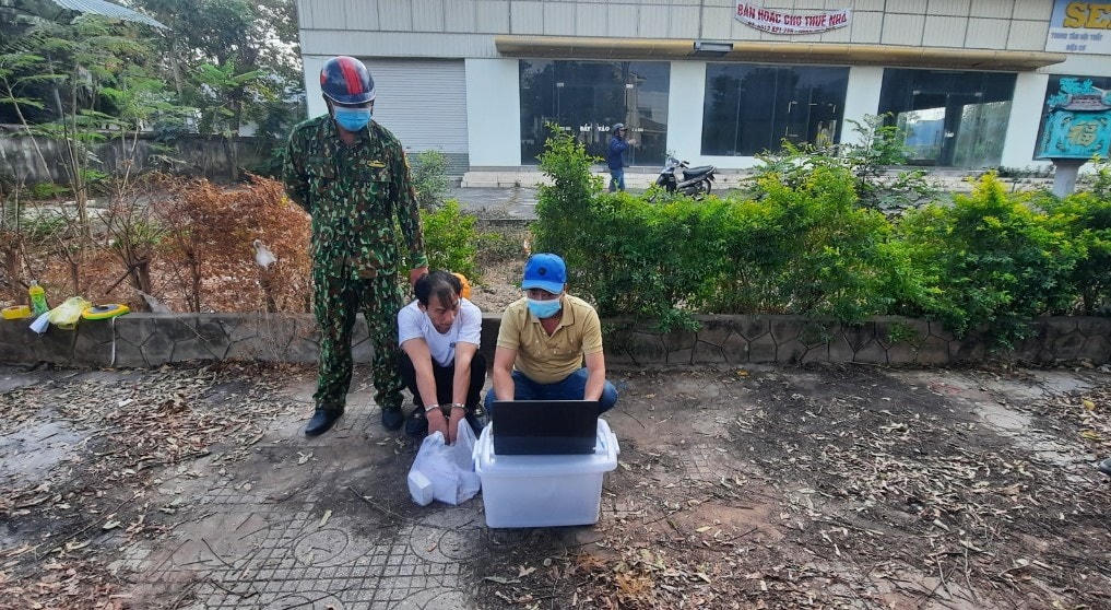Các lực lượng phối hợp bắt quả tang đối tượng vận chuyển ma túy. Ảnh: Mạnh Hùng.
