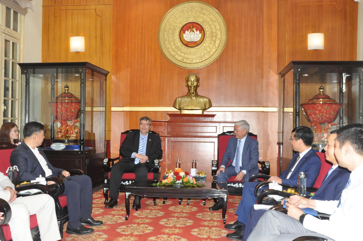 Chủ tịch Đỗ Văn Chiến tiếp đoàn đại biểu Hiệp hội Doanh nhân Đầu tư Việt Nam – Hàn Quốc. Ảnh: T