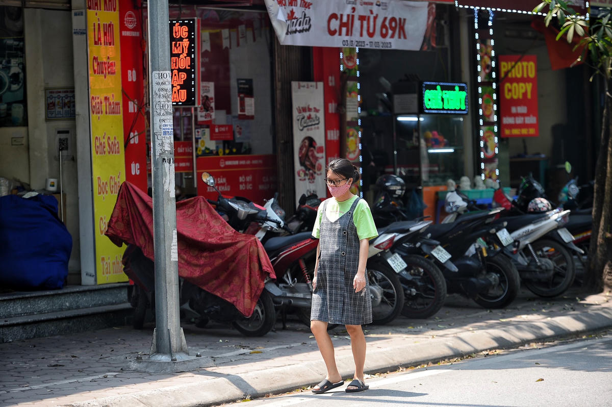 Hà Nội: Kẻ vạch vỉa hè, người đi bộ 'đối đầu' với gốc cây, bốt điện