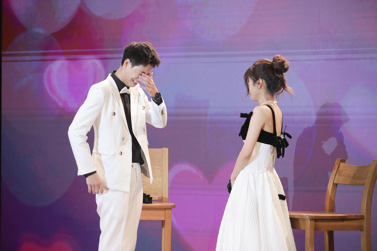 Lê Đức òa khóc ngay khi Luna đồng ý để 2 người có thời gian tìm hiểu nhau. Ảnh: Perfect Universe.