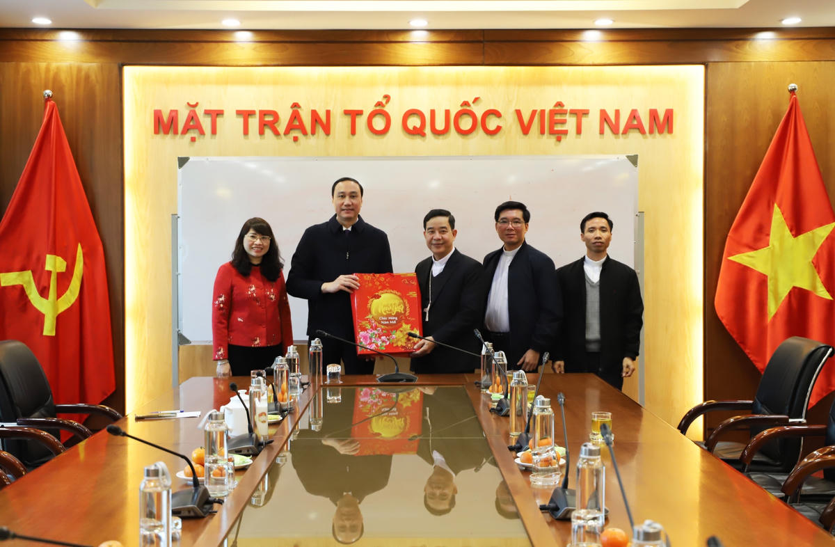 Giám mục Đa Minh Hoàng Minh Tiến chúc mừng UBTƯ MTTQ Việt Nam.