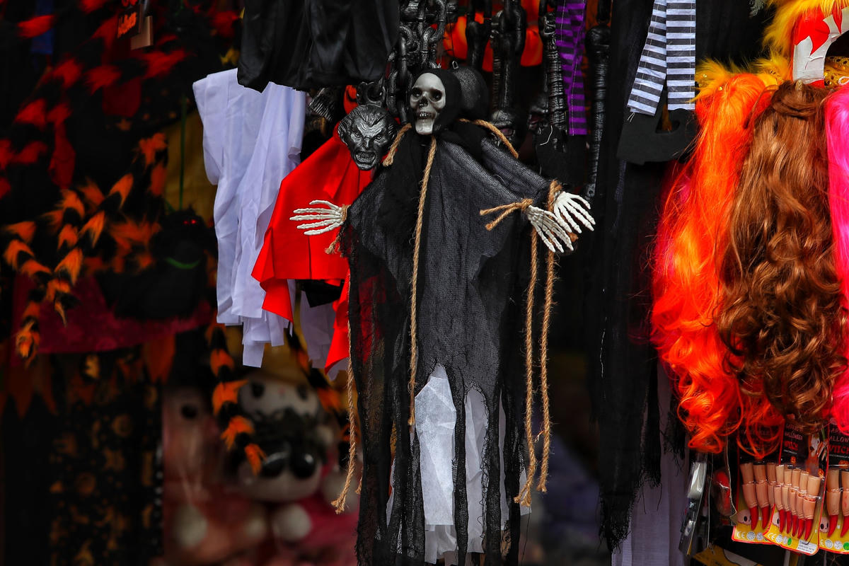 Phố Hàng Mã tràn ngập đồ chơi 'độc' trước ngày  Halloween