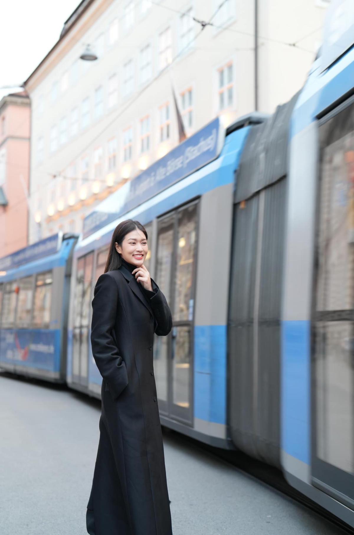 Ngoài thời gian làm việc, Đoàn Thiên Ân cũng kết hợp tham quan, chụp ảnh kỷ niệm và bày tỏ sự yêu mến với cảnh đẹp cùng những công trình, dãy phố đặc trưng của châu Âu.