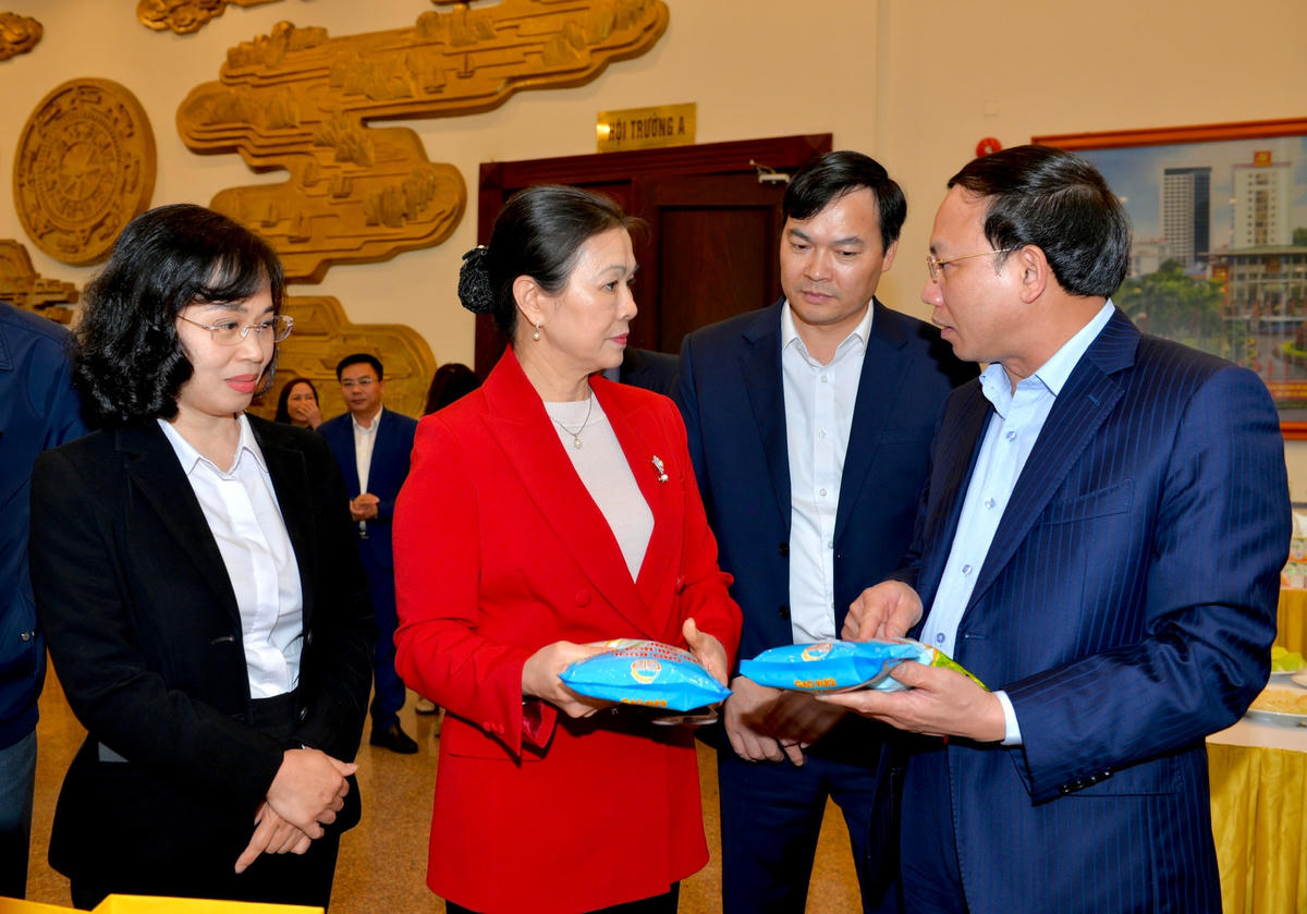 Phó Chủ tịch UBTƯ MTTQ Việt Nam Trương Thị Ngọc Ánh và Bí thư Tỉnh ủy Quảng Ninh Nguyễn Xuân Ký trao đổi về các sản phẩm OCOP Quảng Ninh.