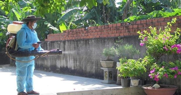 Phun hóa chất phòng sốt xuất huyết. (Ảnh: TTXVN).