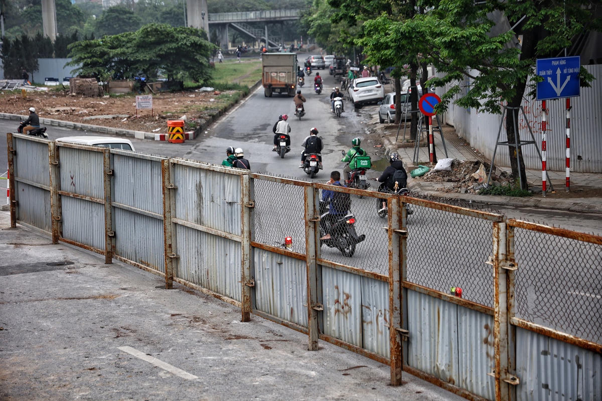 Theo đó, tổng mức đầu tư của hạng mục bổ sung xây dựng 2 đơn nguyên cầu thép chạy dọc cầu vượt Mai Dịch hiện tại và tổ chức giao thông nút Mai Dịch dự kiến khoảng 338,5 tỷ đồng, trích từ nguồn vốn dư của dự án cầu cạn Mai Dịch - Nam Thăng Long.