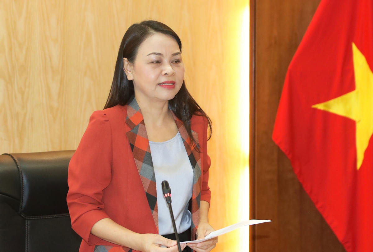 Phó Chủ tịch - Tổng Thư ký UBTƯ MTTQ Việt Nam Nguyễn Thị Thu Hà phát biểu tại cuộc họp.