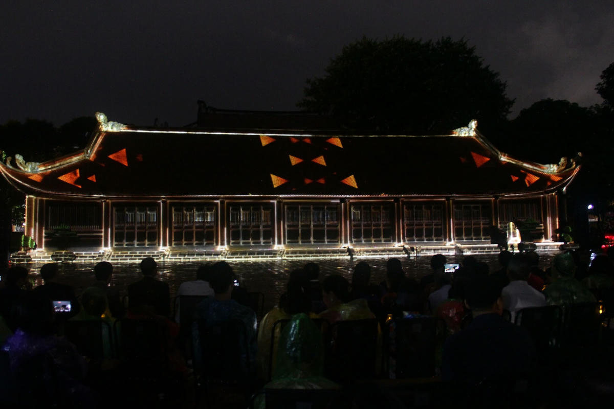 Lung linh, huyền ảo tại tour đêm Văn Miếu - Quốc Tử Giám