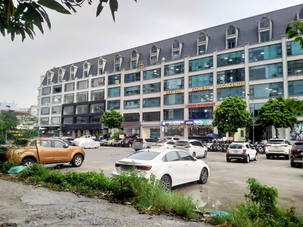 Bãi trông giữ xe thuộc tổ 16 phường Dịch Vọng (cuối đường Thành Thái) đã bị đoàn liên ngành của Ban Chỉ đạo 197 TP Hà Nội chỉ ra nhiều vi phạm như: Không cung cấp được giấy phép trông giữ phương tiện, các thiết bị PCCC không đảm bảo theo quy định.