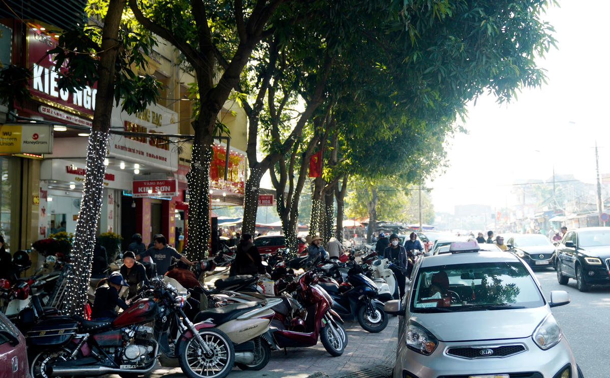 Ngày 31/1 (tức ngày mồng 10 tháng Giêng năm Quý Mão) tại các cửa hàng vàng trên đường Nguyễn Công Trứ (TP. Hà Tĩnh) không khí mua sắm đã nhộn nhịp, đông đúc. 