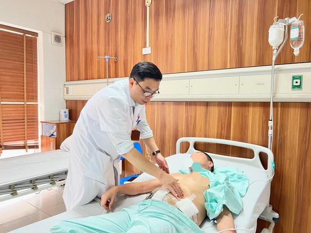 Bác sĩ thăm khám cho bệnh nhân sau phẫu thuật. Nguồn: SKĐS.