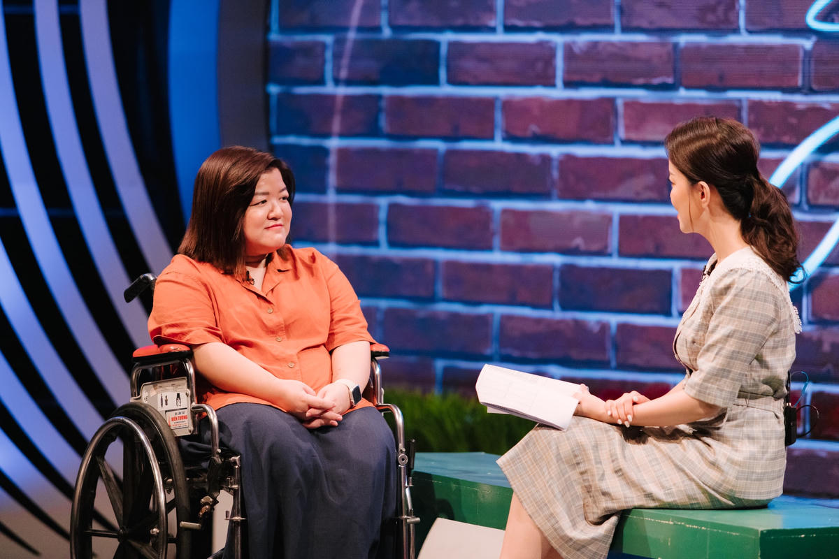 Không thể đứng và đi lại như người bình thường, Quyên gắn liền với chiếc xe lăn từ nhỏ .