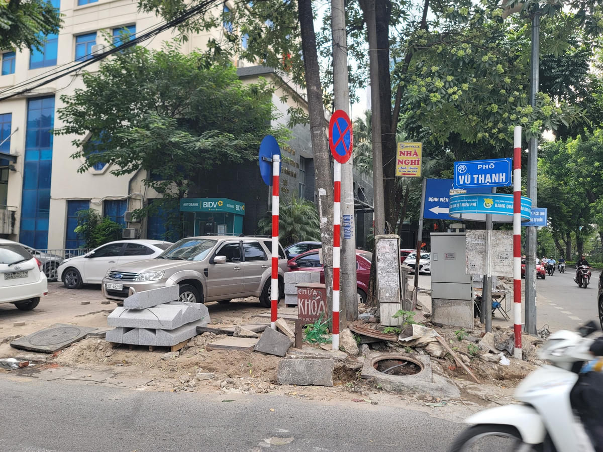 Về vấn đề này, ông Lê Tuấn Định, Chủ tịch UBND quận Đống Đa cho biết sẽ cho tiến hành kiểm tra xử lý ngay.