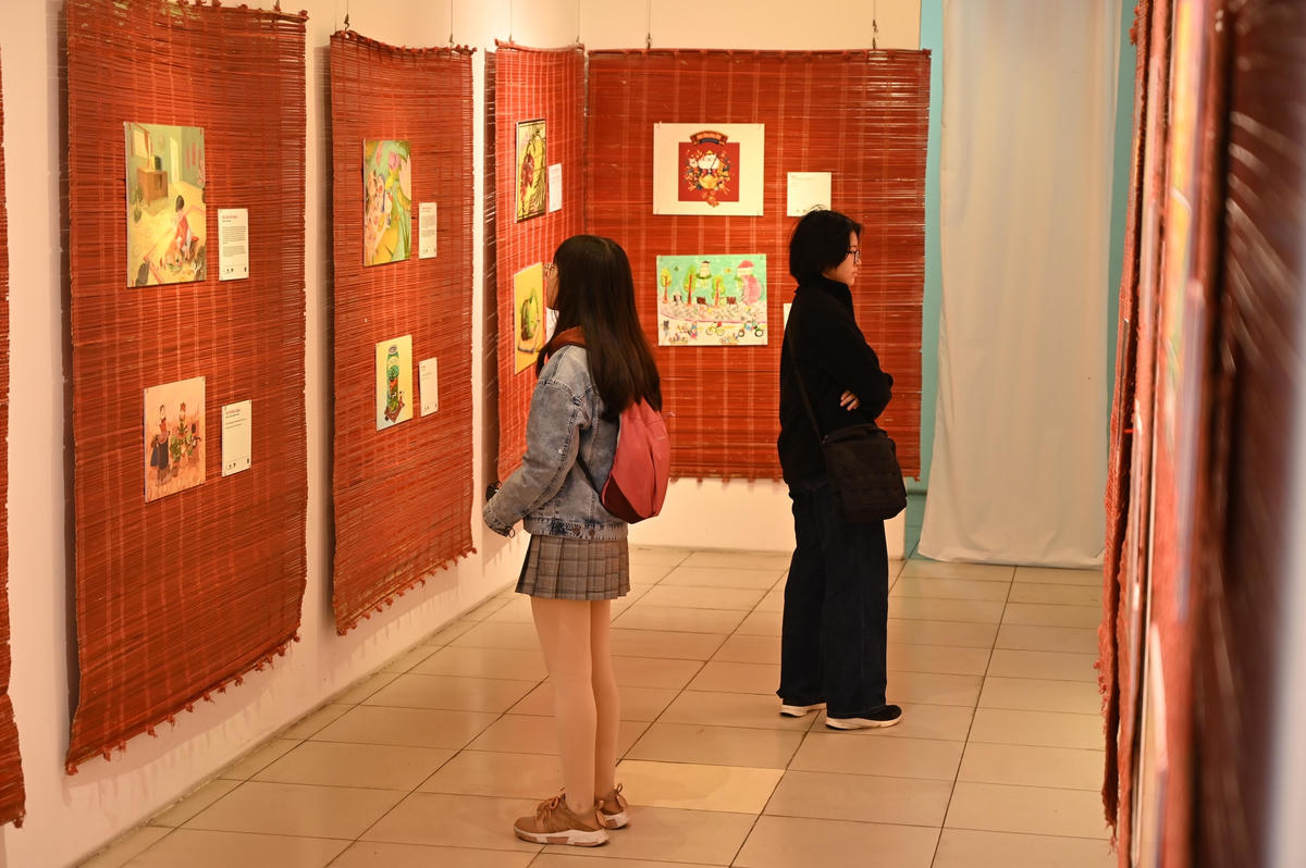 Nhiều bạn trẻ cũng thích thú với trải nghiệm ngắm tranh tại triển lãm lần này.