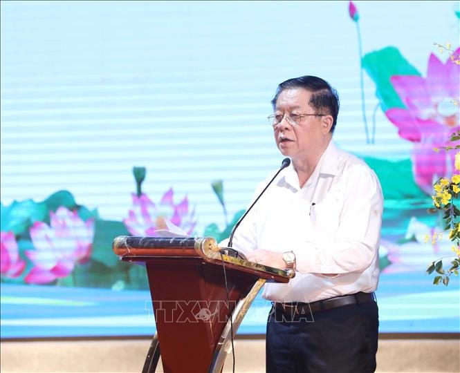 Bí thư Trung ương Đảng, Trưởng ban Tuyên giáo Trung ương Nguyễn Trọng Nghĩa chúc mừng các cơ quan báo chí nhân Ngày Báo chí Cách mạng Việt Nam. Ảnh: TTXVN.