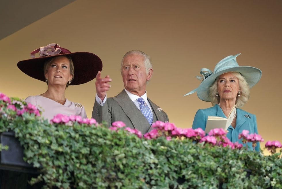 Nữ bá tước xứ Wessex Sophie cùng vợ chồng Thái tử Charles và Camilla theo dõi các cuộc đua ngựa từ khán đài.