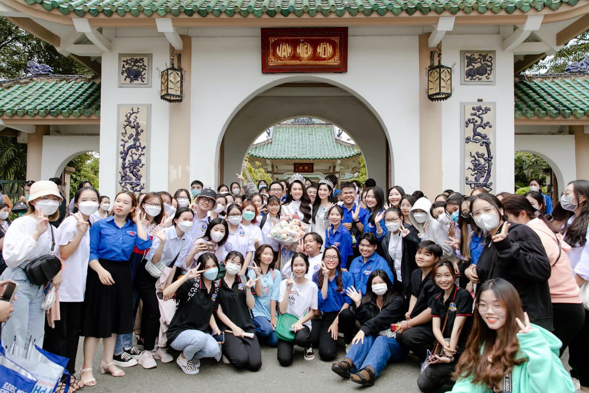 Hoa hậu Mai Phương về quê trong sự chào đón của người hâm mộ. 