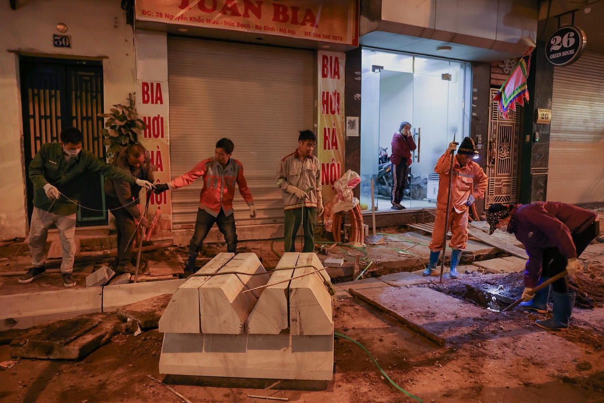 Tuyến phố đi bộ kết hợp ẩm thực đêm Đảo Ngọc - Ngũ Xã đi vào hoạt động, quận Ba Đình thí điểm cấm phương tiện giao thông để tổ chức khu phố ẩm thực tại 1 đoạn phố Ngũ Xã (từ nút giao phố Lạc Chính đến nút giao phố Nam Tràng, dài khoảng 115 m) và phố Nguyễn Khắc Hiếu từ 18h đến 24h các ngày thứ 6, 7 và Chủ nhật.