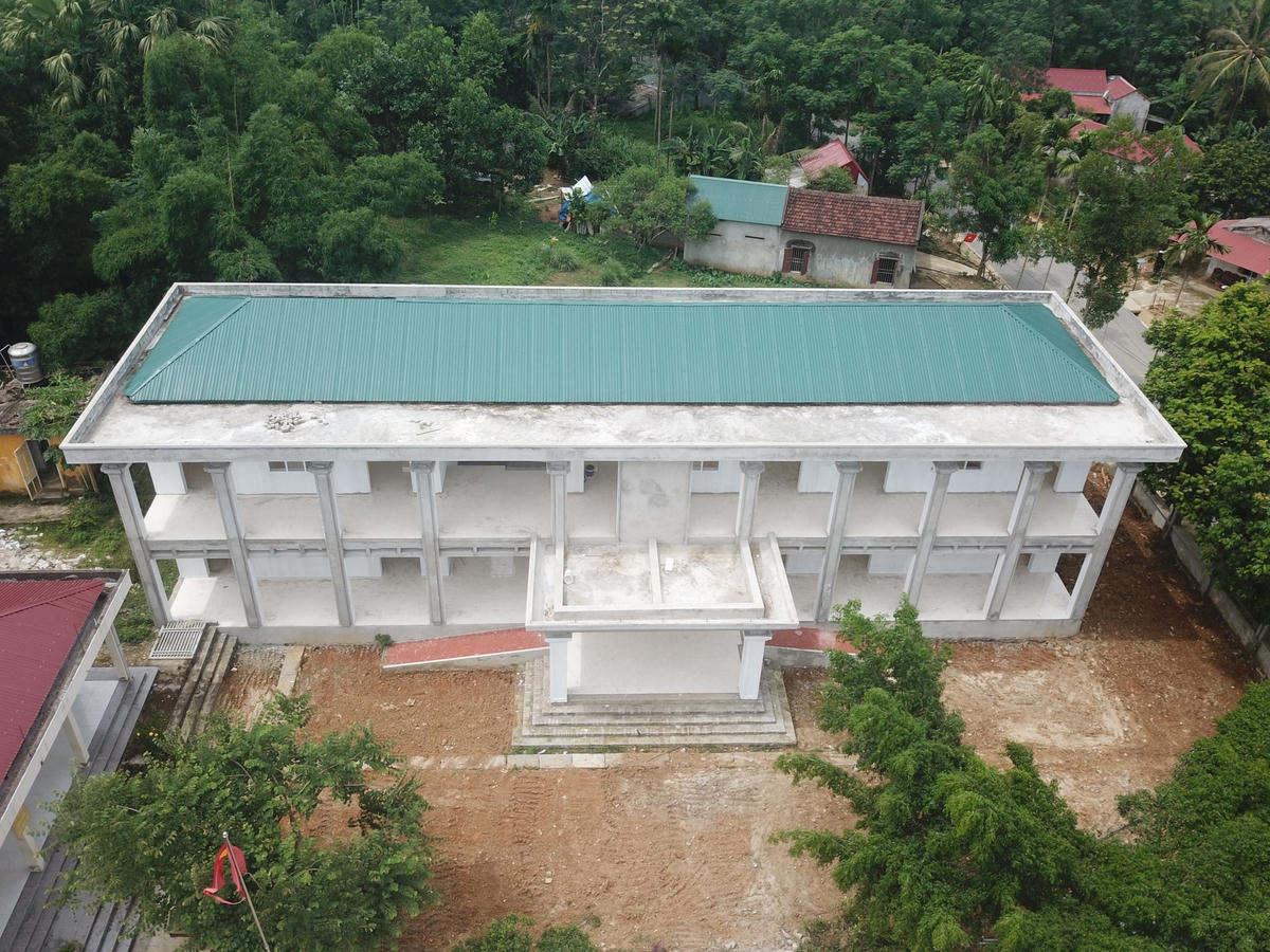 Dự án dãy nhà 6 phòng học và một số công trình phụ trợ của Trường tiểu học Tân Phúc chậm tiến độ hơn 7 tháng nhưng đến nay vẫn chưa xong.
