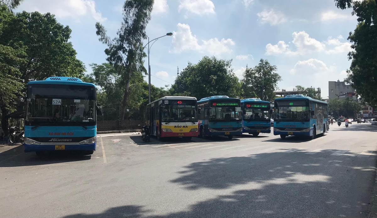 Xe buýt ở Hà Nội đang nỗ lực thay đổi, phục vụ nhu cầu đi lại của người dân. Ảnh: Thư Hoàng.