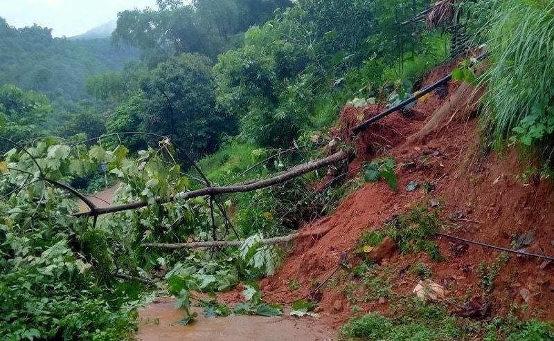 Nhiều vị trí trên tuyến tỉnh lộ 433 (huyện Đà Bắc) bị sạt lở do mưa lớn.