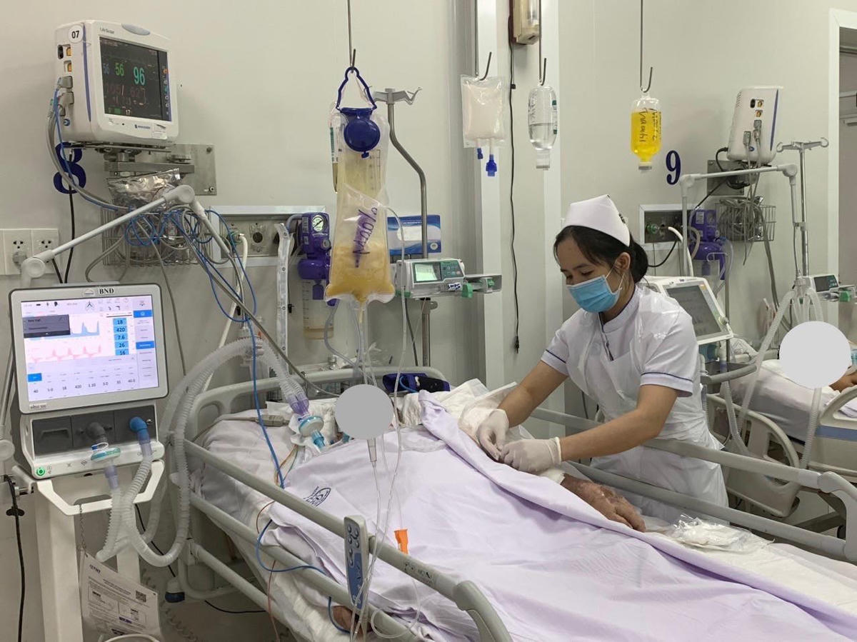 Bệnh nhân ngộ độc botulinum điều trị tại Bệnh viện Chợ Rẫy. Ảnh: BVCC.